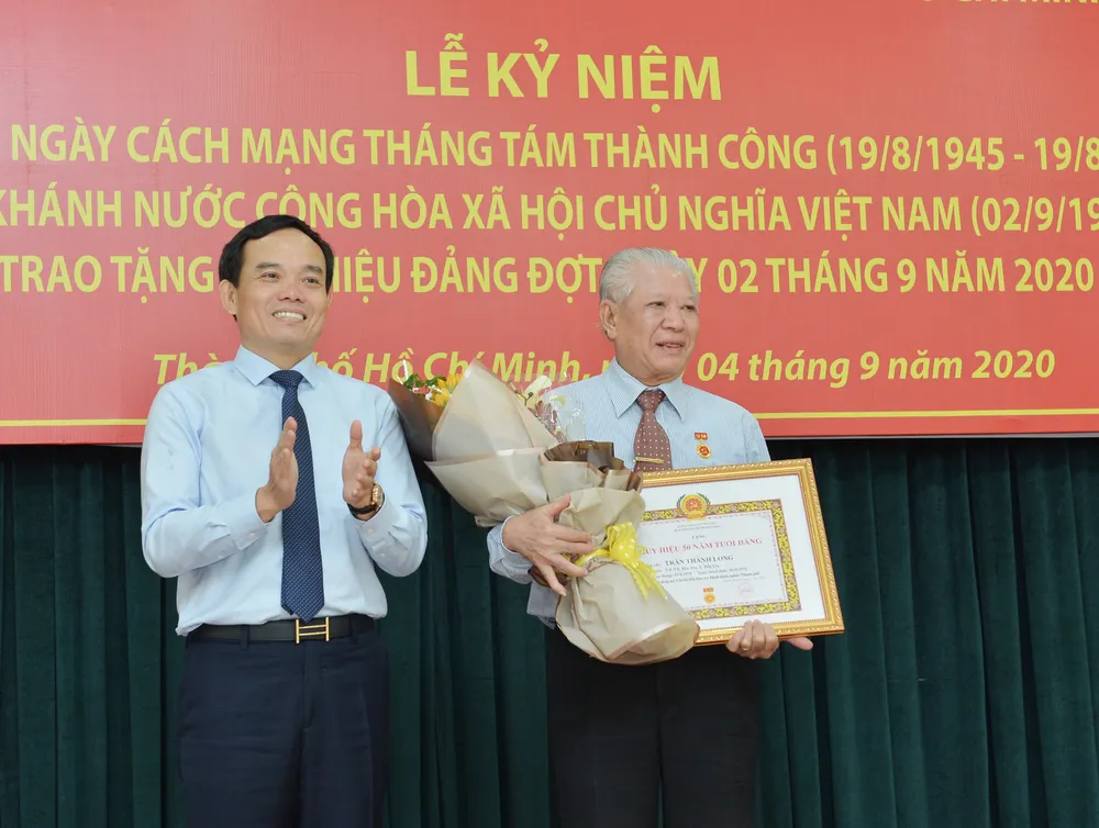 24 đảng viên thuộc Đảng bộ Khối Dân - Chính - Đảng TPHCM nhận Huy hiệu Đảng ảnh 4 24 đảng viên thuộc Đảng bộ Khối Dân - Chính - Đảng TPHCM nhận Huy hiệu Đảng ảnh 4