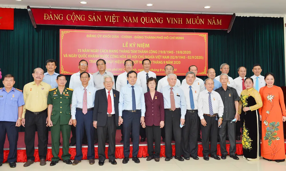 24 đảng viên thuộc Đảng bộ Khối Dân - Chính - Đảng TPHCM nhận Huy hiệu Đảng ảnh 1 24 đảng viên thuộc Đảng bộ Khối Dân - Chính - Đảng TPHCM nhận Huy hiệu Đảng ảnh 1
