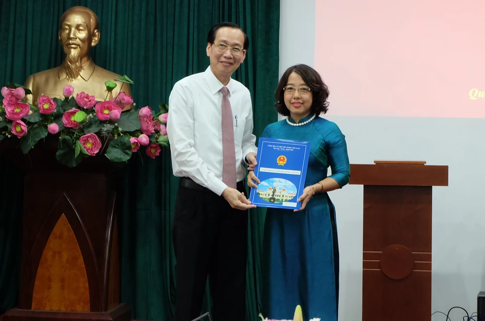 Bà Mai Thị Hồng Hoa làm Phó Chủ tịch UBND quận 1 ảnh 1 Bà Mai Thị Hồng Hoa làm Phó Chủ tịch UBND quận 1 ảnh 1