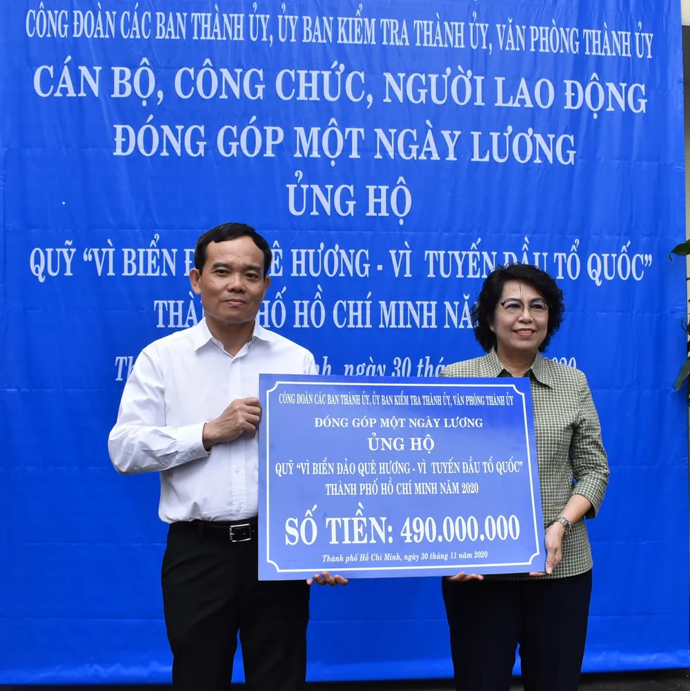 490 triệu đồng ủng hộ Quỹ “Vì biển đảo quê hương - Vì tuyến đầu Tổ quốc” ảnh 2 490 triệu đồng ủng hộ Quỹ “Vì biển đảo quê hương - Vì tuyến đầu Tổ quốc” ảnh 2