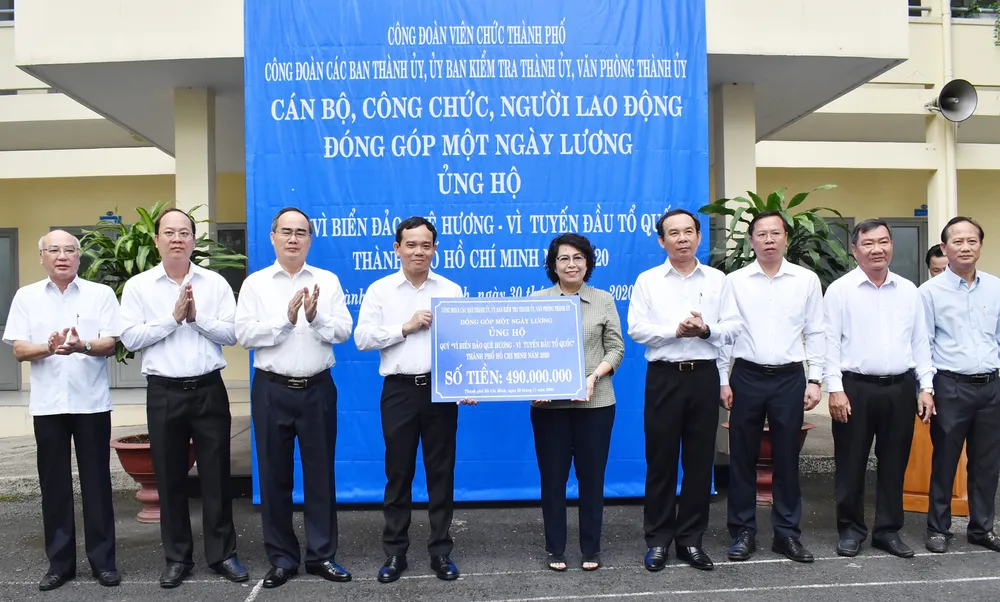 490 triệu đồng ủng hộ Quỹ “Vì biển đảo quê hương - Vì tuyến đầu Tổ quốc” ảnh 1 490 triệu đồng ủng hộ Quỹ “Vì biển đảo quê hương - Vì tuyến đầu Tổ quốc” ảnh 1