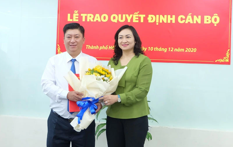 Ủy viên Ban Thường vụ Thành ủy TPHCM Phan Thị Thắng chúc mừng tân Phó Bí thư Đảng ủy HFIC Lương Quốc Chiến