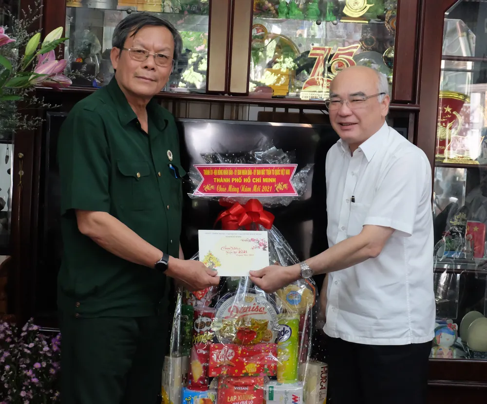 Lãnh đạo TPHCM thăm, chúc tết các gia đình chính sách và hộ dân bị ảnh hưởng bởi dịch Covid-19 ảnh 1 Lãnh đạo TPHCM thăm, chúc tết các gia đình chính sách và hộ dân bị ảnh hưởng bởi dịch Covid-19 ảnh 1