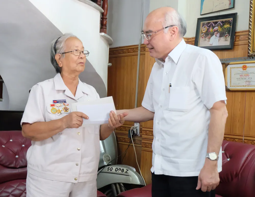 Lãnh đạo TPHCM thăm, chúc tết các gia đình chính sách và hộ dân bị ảnh hưởng bởi dịch Covid-19 ảnh 2 Lãnh đạo TPHCM thăm, chúc tết các gia đình chính sách và hộ dân bị ảnh hưởng bởi dịch Covid-19 ảnh 2