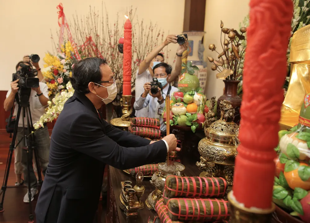 Lãnh đạo TPHCM dâng hương, dâng hoa tưởng niệm các anh hùng liệt sĩ nhân dịp Tết Tân Sửu  ảnh 4 Lãnh đạo TPHCM dâng hương, dâng hoa tưởng niệm các anh hùng liệt sĩ nhân dịp Tết Tân Sửu  ảnh 4