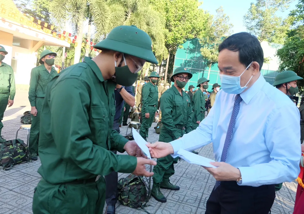 Thanh niên nhiều tỉnh thành lên đường nhập ngũ ảnh 10