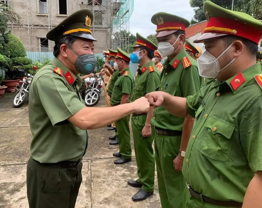 Công an TPHCM đồng loạt ra quân tuần tra, kiểm soát lưu động trong trạng thái “bình thường mới“ ảnh 9