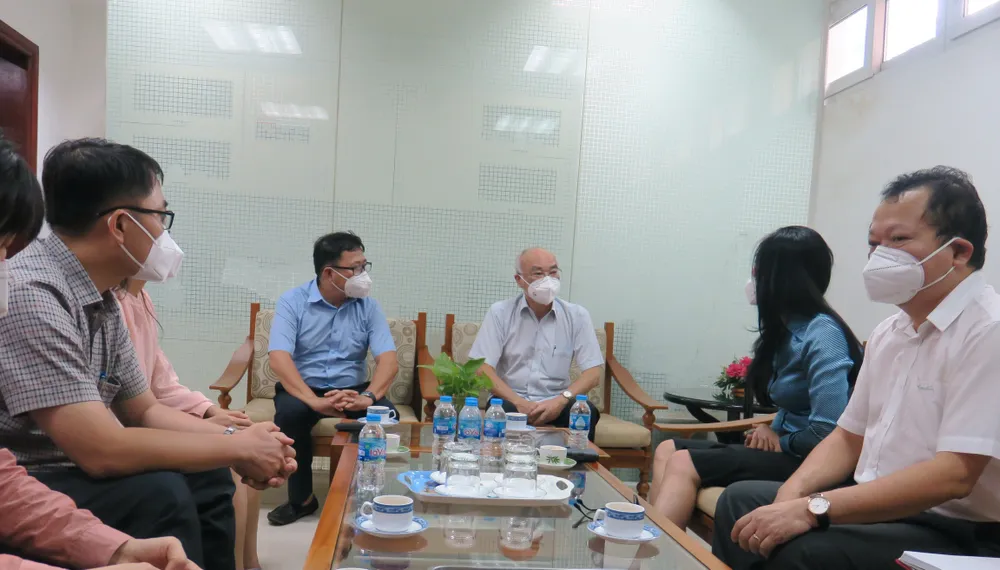 Lãnh đạo TPHCM thăm, động viên phóng viên mắc Covid-19 trong khi làm nhiệm vụ ảnh 1 Lãnh đạo TPHCM thăm, động viên phóng viên mắc Covid-19 trong khi làm nhiệm vụ ảnh 1