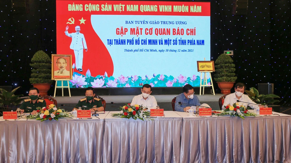 Các đồng chí chủ trì buổi gặp mặt. Ảnh: DŨNG PHƯƠNG