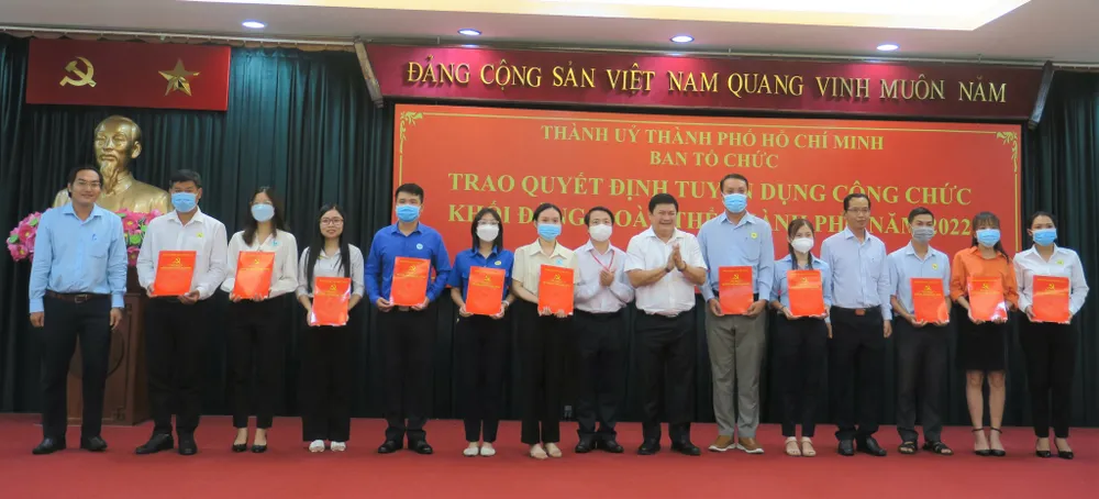 TPHCM trao quyết định tuyển dụng cho 174 công chức khối Đảng, đoàn thể ảnh 2 TPHCM trao quyết định tuyển dụng cho 174 công chức khối Đảng, đoàn thể ảnh 2