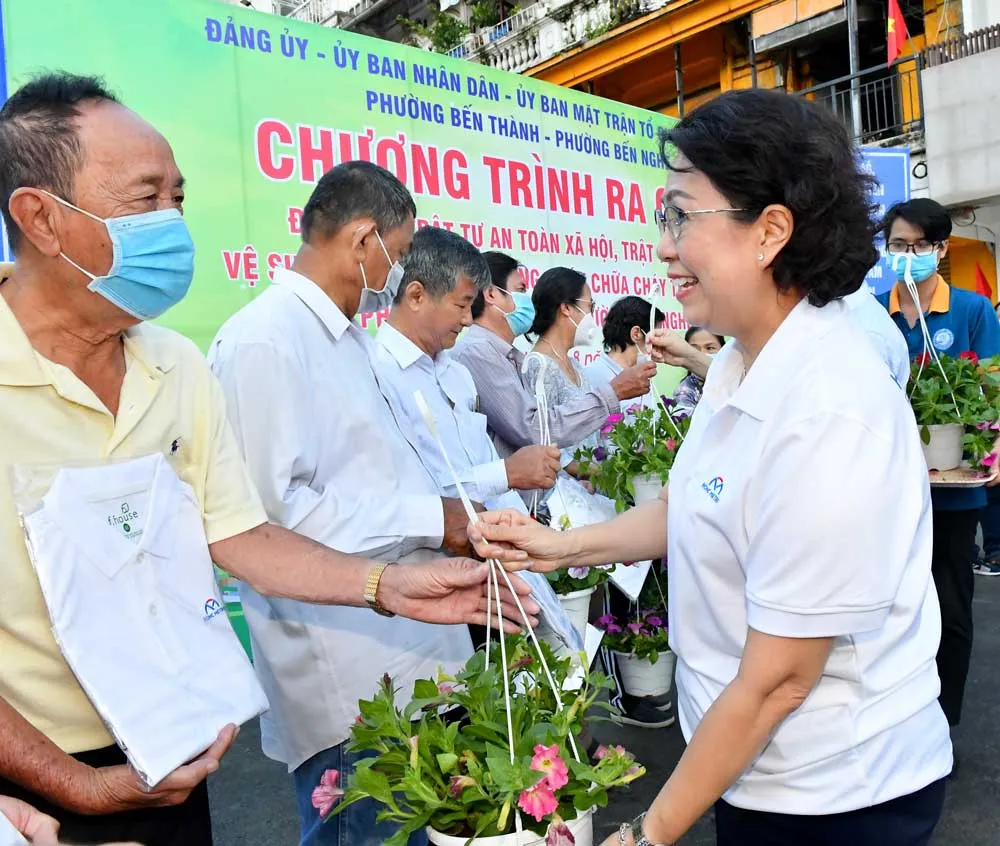 Lãnh đạo quận 1 cảm ơn người dân sống trên tuyến đường Lê Lợi ảnh 1