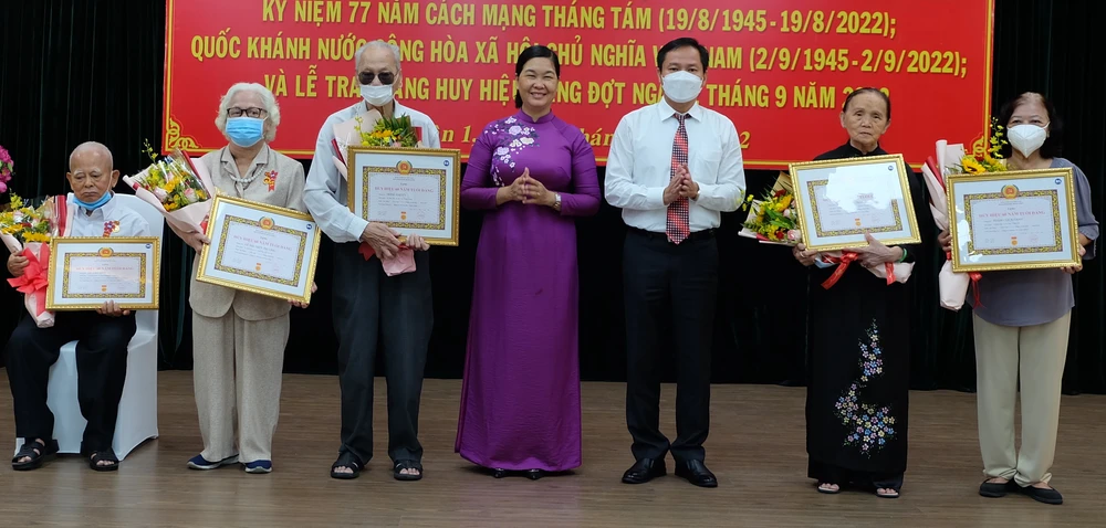 TPHCM trao Huy hiệu Đảng cho các đảng viên cao tuổi Đảng đợt 2-9 ảnh 5 TPHCM trao Huy hiệu Đảng cho các đảng viên cao tuổi Đảng đợt 2-9 ảnh 5