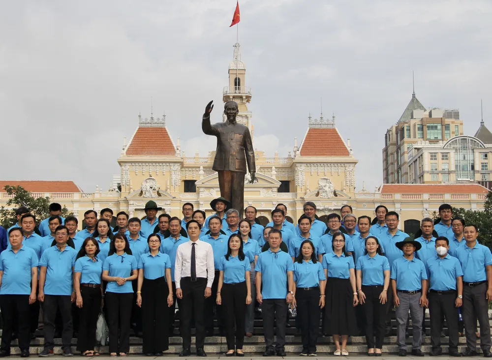 Hành trình Không gian văn hóa Hồ Chí Minh tuyên truyền sử dụng phương tiện công cộng ảnh 1