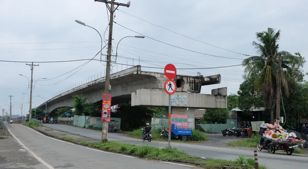 Chủ tịch UBND TP Thủ Đức khảo sát các dự án cầu đang “trùm mền” ảnh 3