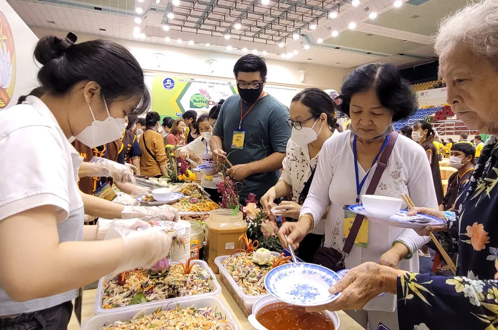 Ngày hội buffet chay vận động hơn 4,5 tỷ đồng ủng hộ Quỹ Vì người nghèo ảnh 3 Ngày hội buffet chay vận động hơn 4,5 tỷ đồng ủng hộ Quỹ Vì người nghèo ảnh 3