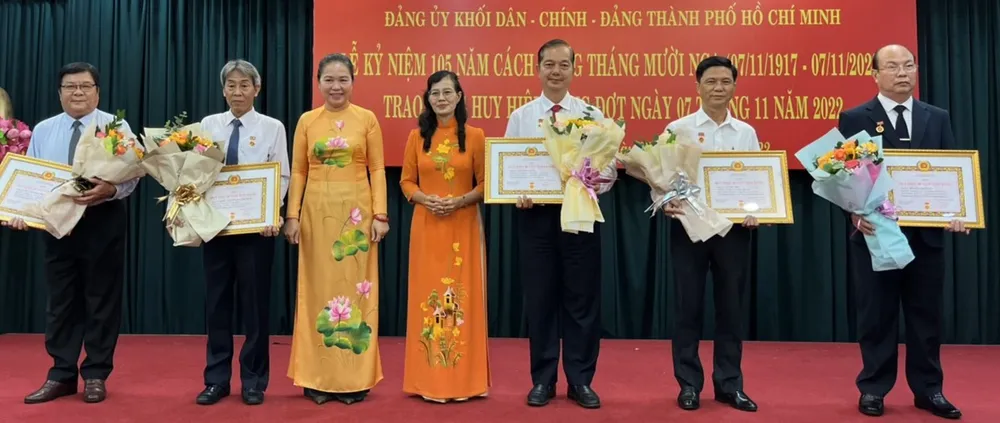 Đảng ủy khối Dân - Chính - Đảng TPHCM trao Huy hiệu Đảng cho 10 đảng viên ảnh 2