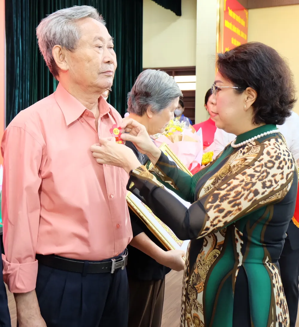 75 đảng viên Đảng bộ quận 1 nhận Huy hiệu Đảng ảnh 4