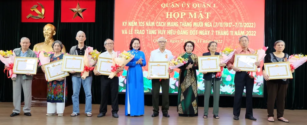 75 đảng viên Đảng bộ quận 1 nhận Huy hiệu Đảng ảnh 5