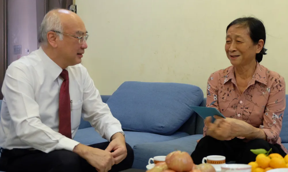 Trưởng Ban Tuyên giáo Thành ủy TPHCM thăm các nhà giáo tiêu biểu ảnh 3