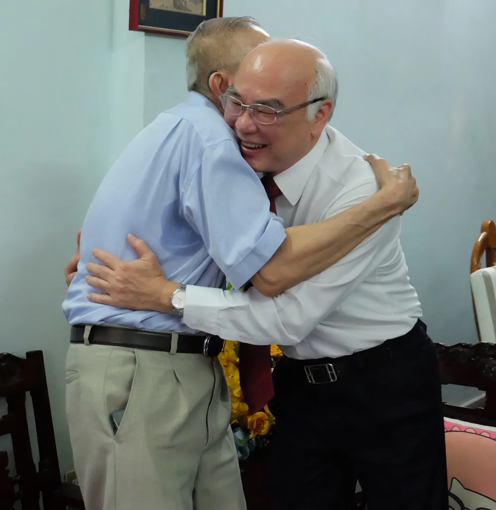 Trưởng Ban Tuyên giáo Thành ủy TPHCM thăm các nhà giáo tiêu biểu ảnh 2