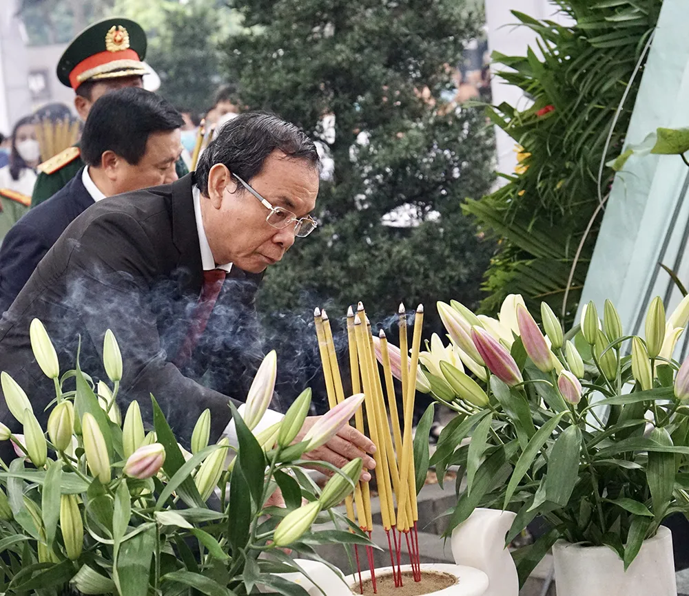 Đoàn lãnh đạo Đảng, Nhà nước dâng hương, dâng hoa cố Thủ tướng Võ Văn Kiệt ảnh 2