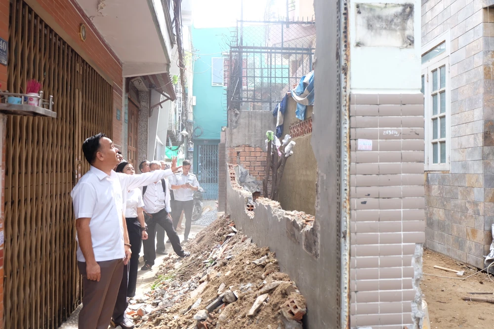 Người dân hẻm 694 đường Nguyễn Kiệm tình nguyện hiến thêm đất để mở rộng hẻm ảnh 3 Người dân hẻm 694 đường Nguyễn Kiệm tình nguyện hiến thêm đất để mở rộng hẻm ảnh 3