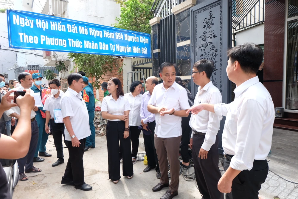 Người dân hẻm 694 đường Nguyễn Kiệm tình nguyện hiến thêm đất để mở rộng hẻm ảnh 4 Người dân hẻm 694 đường Nguyễn Kiệm tình nguyện hiến thêm đất để mở rộng hẻm ảnh 4