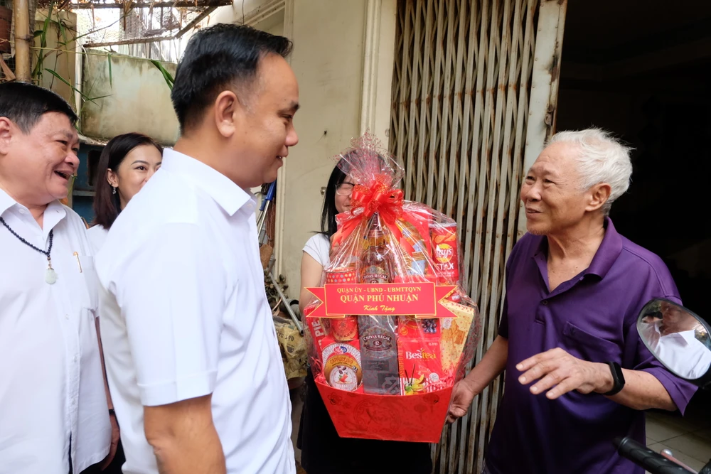 Người dân hẻm 694 đường Nguyễn Kiệm tình nguyện hiến thêm đất để mở rộng hẻm ảnh 1 Người dân hẻm 694 đường Nguyễn Kiệm tình nguyện hiến thêm đất để mở rộng hẻm ảnh 1