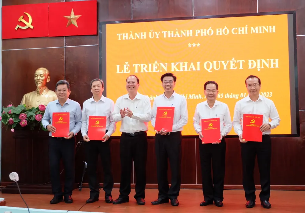 Phó Bí thư Thành ủy TPHCM Nguyễn Hồ Hải trao quyết định chuyển Đảng bộ cho các Đảng bộ cơ sở