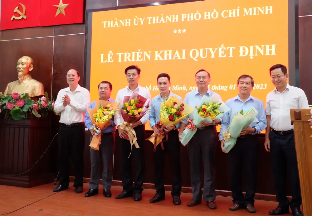 Phó Bí thư Thành ủy TPHCM Nguyễn Hồ Hải tặng hoa cho Ban Thường vụ Đảng ủy Tổng Công ty Xây dựng Sài Gòn - TNHH MTV