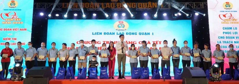 Đoàn viên, người lao động Công ty TNHH E.land Việt Nam nhận quà Đoàn viên, người lao động Công ty TNHH E.land Việt Nam nhận quà