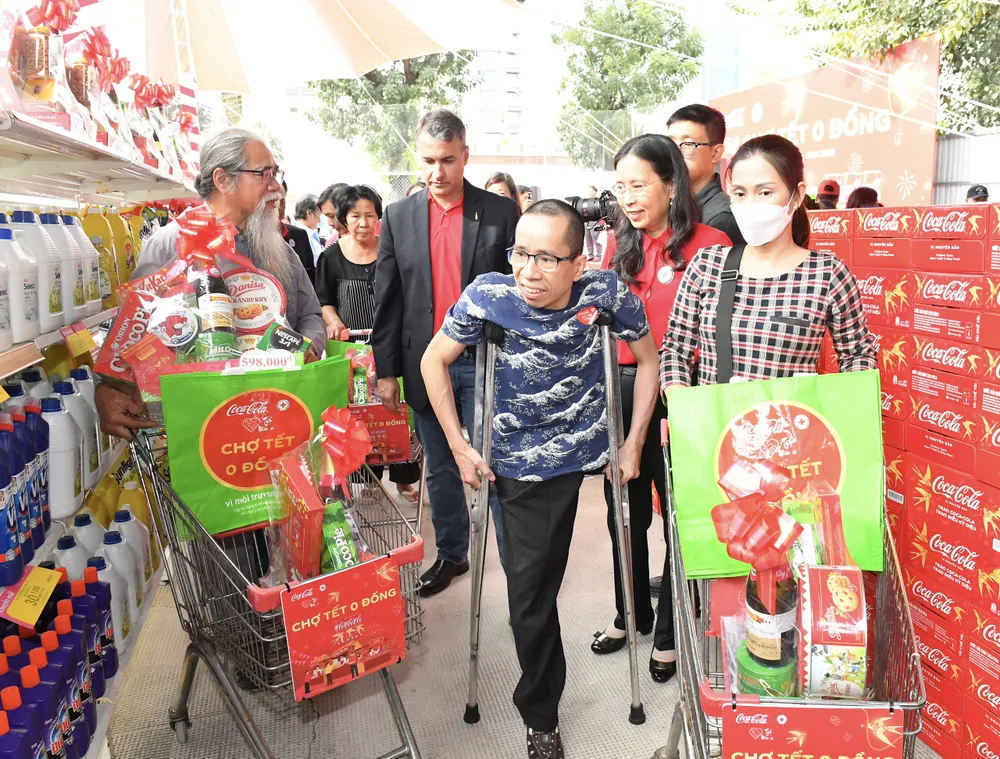 Người dân phấn khởi khi tự tay mua sắm các sản phẩm thiết yếu ngày tết tại phiên chợ 0 đồng. Ảnh: VIỆT DŨNG