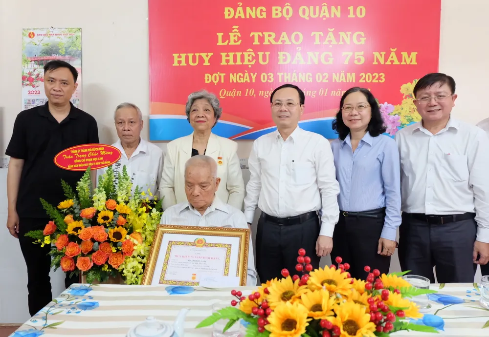 Đồng chí Phạm Học Lâm vinh dự nhận Huy hiệu 75 năm tuổi Đảng