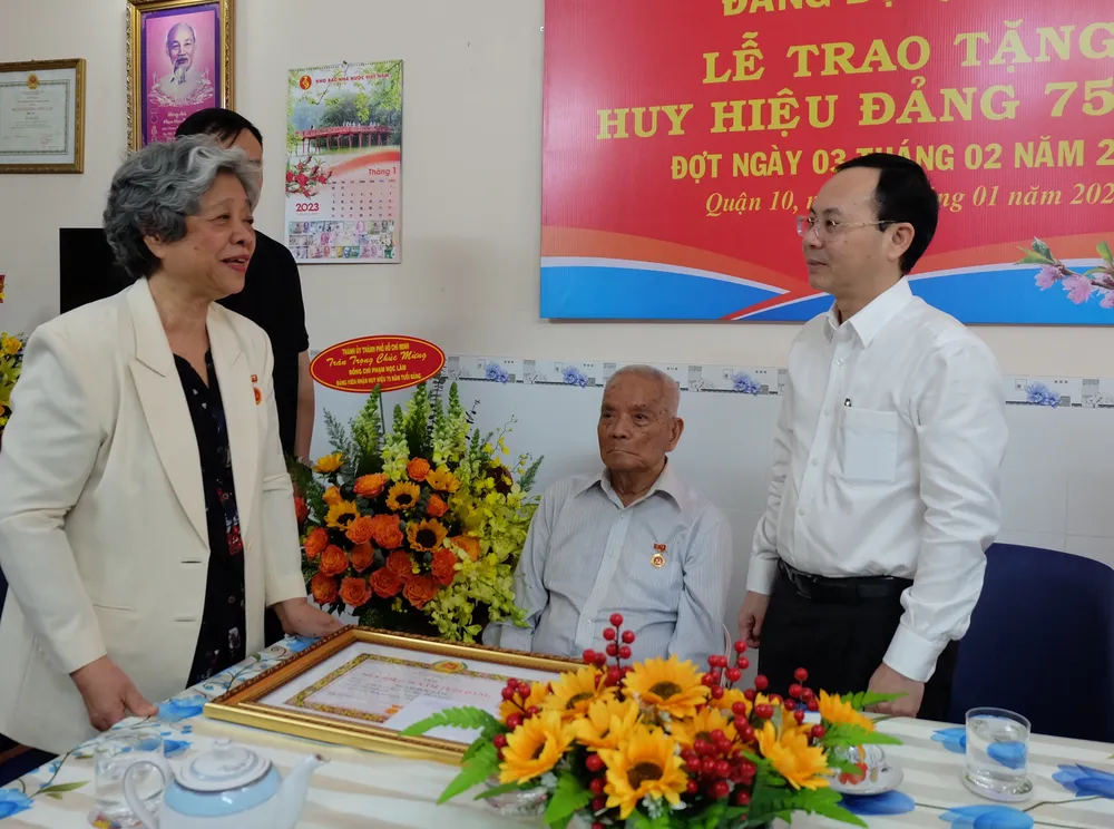 Phó Bí thư Thành ủy TPHCM Nguyễn Văn Hiếu thăm hỏi, chúc đồng chí Phạm Học Lâm và gia đình năm mới nhiều sức khỏe, hạnh phúc