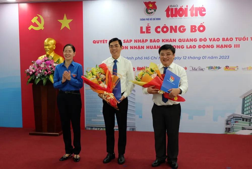 Bí thư Thành đoàn TPHCM Phan Thị Thanh Phương trao quyết định sáp nhập Bí thư Thành đoàn TPHCM Phan Thị Thanh Phương trao quyết định sáp nhập