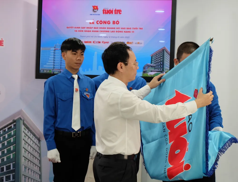 Phó Bí thư Thành ủy TPHCM Nguyễn Văn Hiếu trao Huân chương Lao động hạng III của Chủ tịch nước đến Báo Tuổi Trẻ. Phó Bí thư Thành ủy TPHCM Nguyễn Văn Hiếu trao Huân chương Lao động hạng III của Chủ tịch nước đến Báo Tuổi Trẻ.