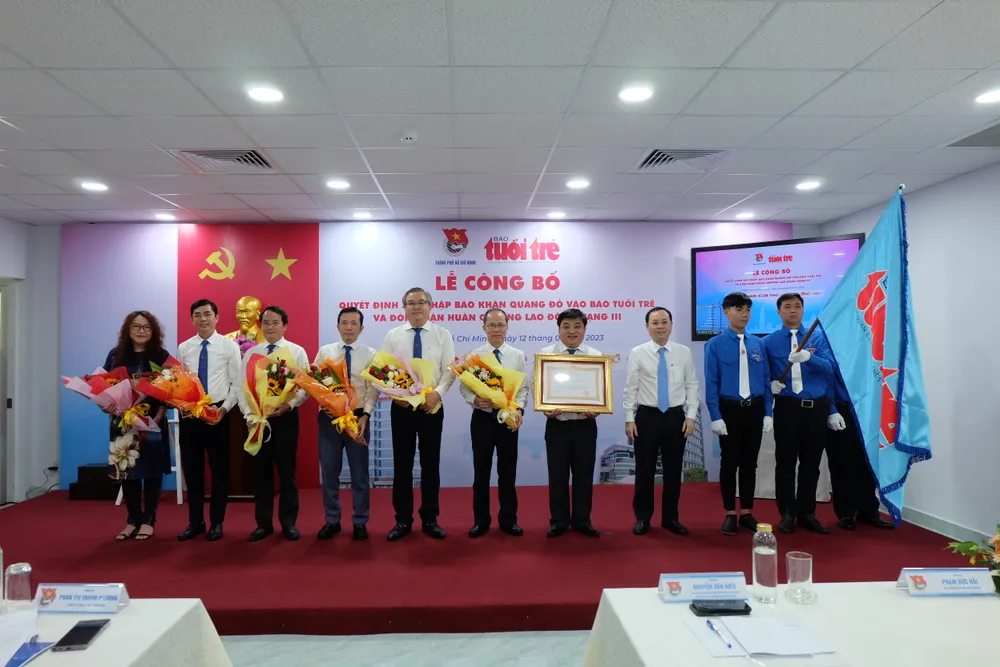 Phó Bí thư Thành ủy TPHCM Nguyễn Văn Hiếu trao Huân Chương Lao động hạng III của Chủ tịch nước đến Báo Tuổi Trẻ. Phó Bí thư Thành ủy TPHCM Nguyễn Văn Hiếu trao Huân Chương Lao động hạng III của Chủ tịch nước đến Báo Tuổi Trẻ.