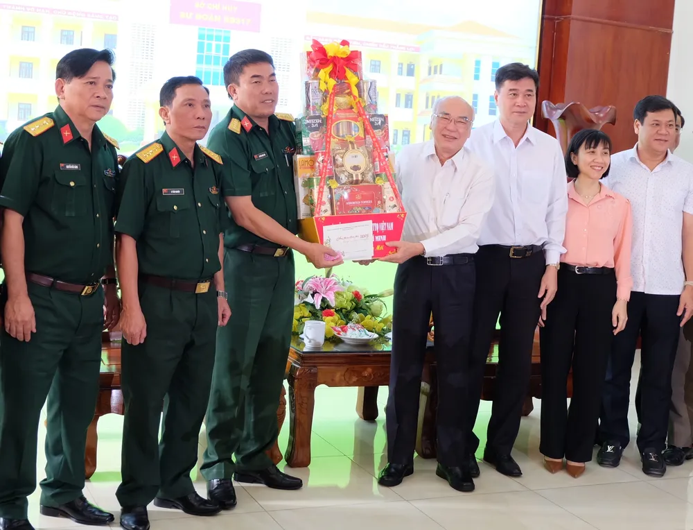 Đồng chí Phan Nguyễn Như Khuê thăm, tặng quà Sư đoàn 317 (Quân khu 7)