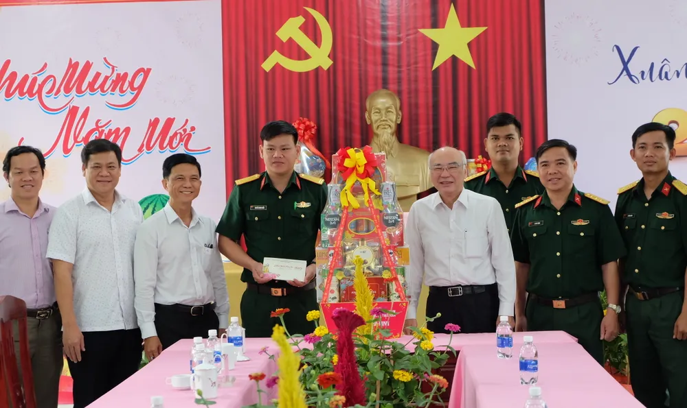 Trưởng Ban Tuyên giáo Thành ủy TPHCM Phan Nguyễn Như Khuê thăm, chúc tết Tiểu đoàn Trinh sát 47 (Quân khu 7).