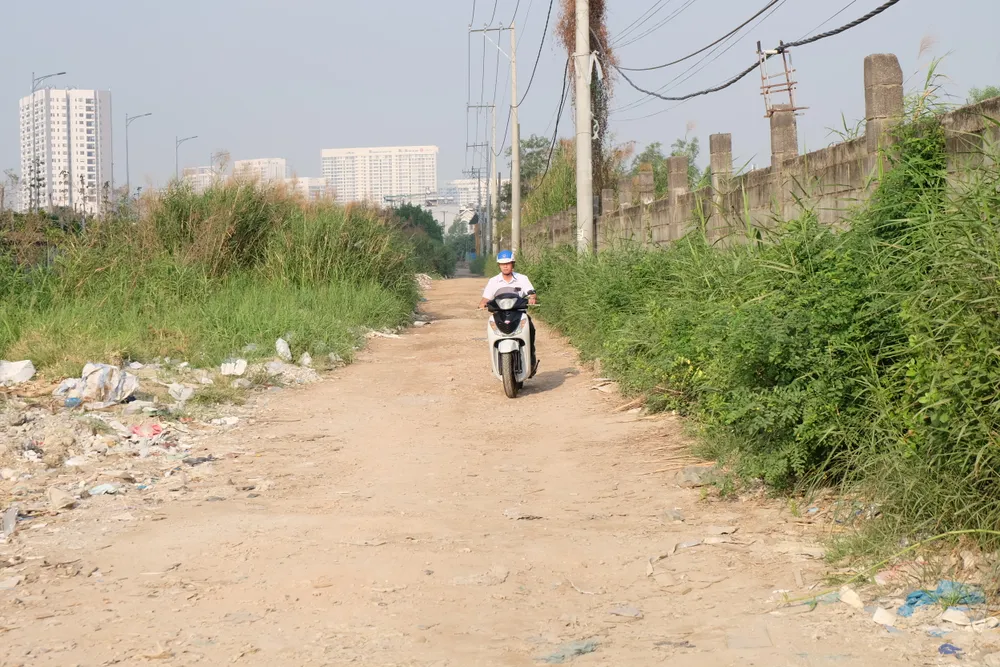 Hẻm 1135 Huỳnh Tấn Phát, phường Phú Thuận vừa được khởi công nâng cấp, mở rộng. Hẻm 1135 Huỳnh Tấn Phát, phường Phú Thuận vừa được khởi công nâng cấp, mở rộng.