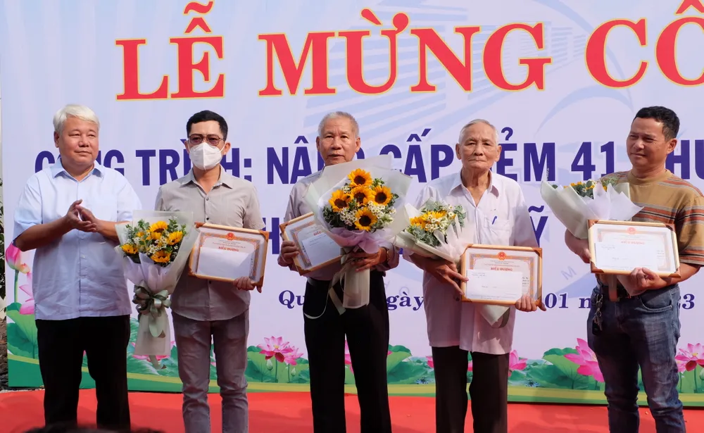 Bí thư Quận ủy quận 7 Võ Khắc Thái biểu dương các hộ dân tích cực trong phong trào hiến đất mở rộng hẻm Bí thư Quận ủy quận 7 Võ Khắc Thái biểu dương các hộ dân tích cực trong phong trào hiến đất mở rộng hẻm