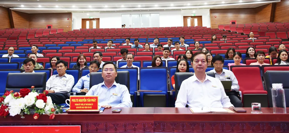 Các đại biểu dự buổi họp báo tại điểm cầu Học viện Cán bộ TPHCM Các đại biểu dự buổi họp báo tại điểm cầu Học viện Cán bộ TPHCM