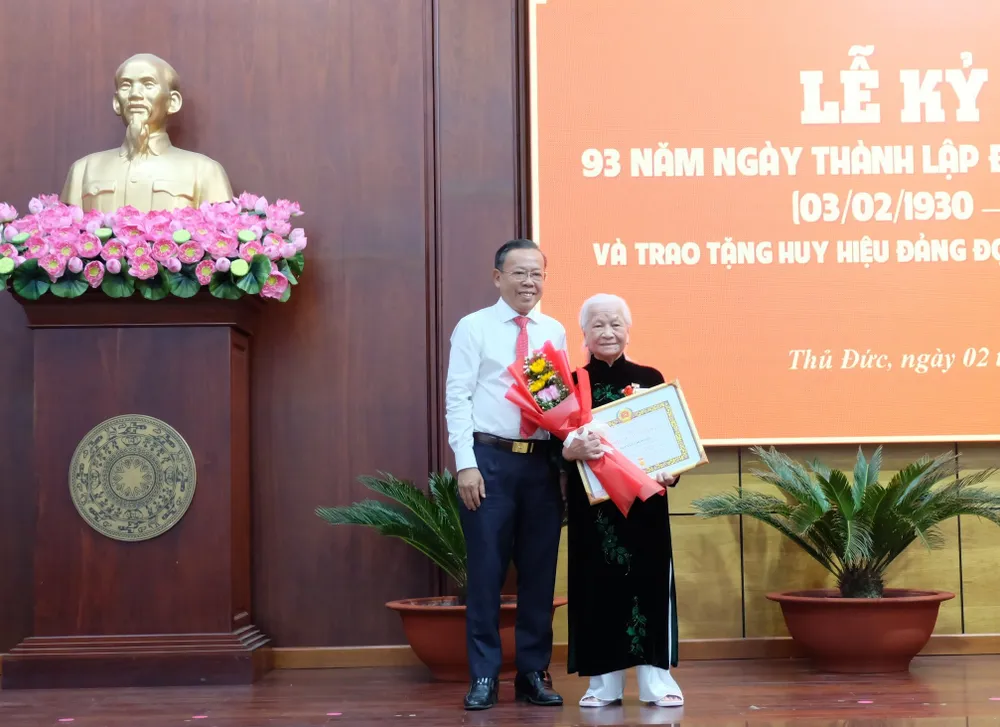 Bí thư Thành ủy Thủ Đức Nguyễn Hữu Hiệp trao Huy hiệu 75 năm tuổi Đảng đến đồng chí Nguyễn Thị Đồng