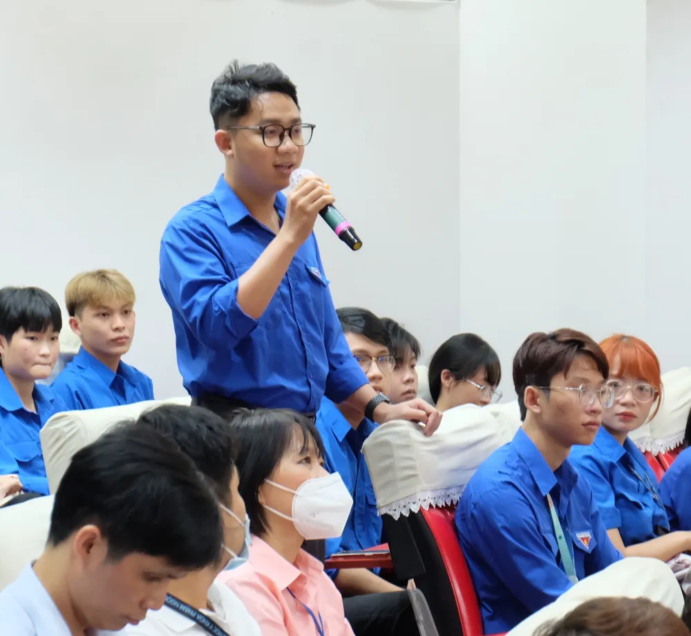 Nhiều sinh viên bày tỏ nguyện vọng với Thường trực Thành ủy TPHCM liên quan đến Đề án 01 của Ban Thường vụ Thành ủy TPHCM. Nhiều sinh viên bày tỏ nguyện vọng với Thường trực Thành ủy TPHCM liên quan đến Đề án 01 của Ban Thường vụ Thành ủy TPHCM.