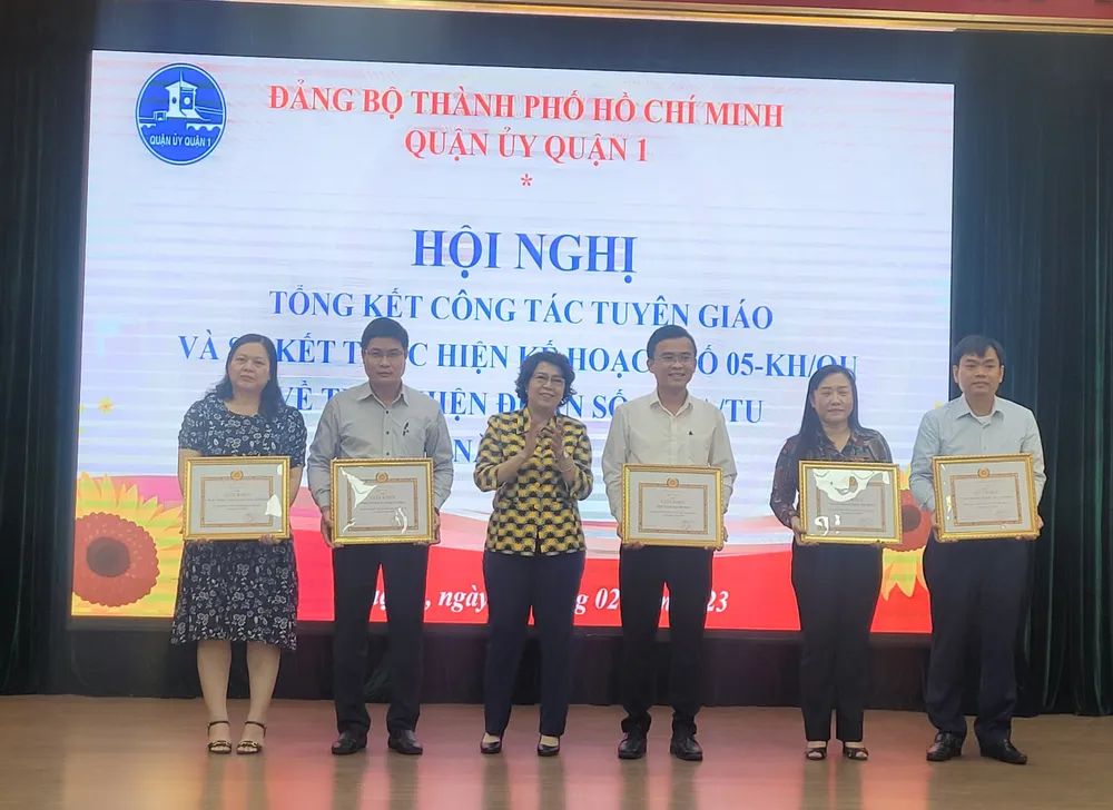 Đồng chí Tô Thị Bích Châu, Bí thư Quận uỷ quận 1 tặng giấy khen tuyên dương các tập thể có thành tích xuất sắc trong công tác tuyên giáo năm 2022. Đồng chí Tô Thị Bích Châu, Bí thư Quận uỷ quận 1 tặng giấy khen tuyên dương các tập thể có thành tích xuất sắc trong công tác tuyên giáo năm 2022.