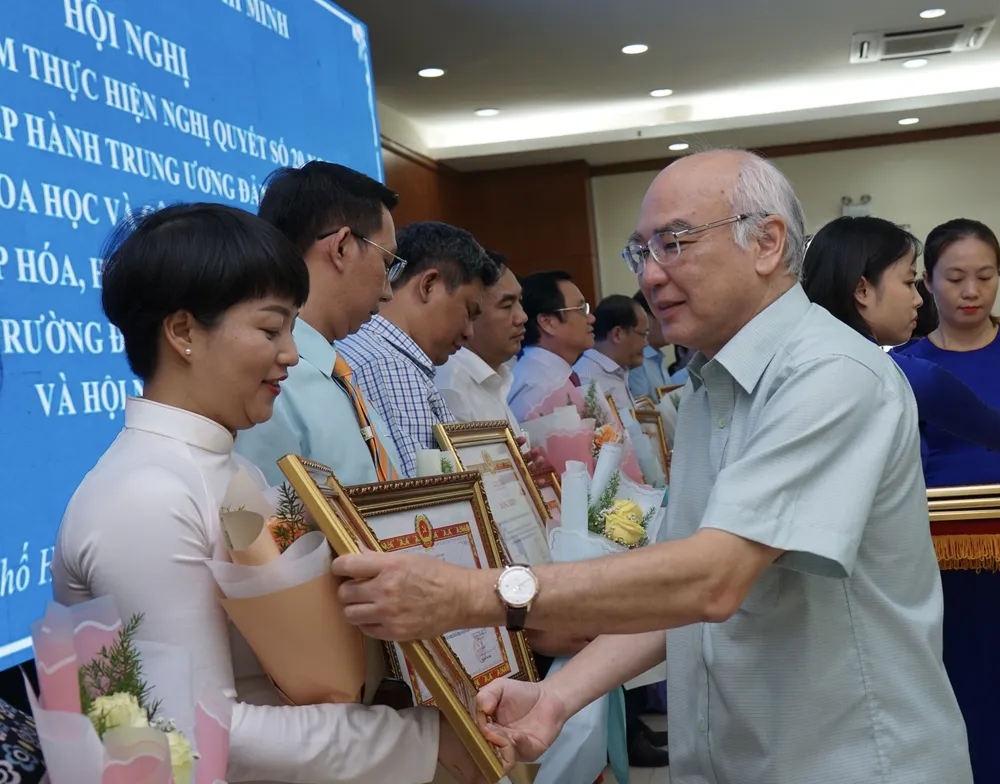 Trưởng Ban Tuyên giáo Thành ủy TPHCM Phan Nguyễn Như Khuê tặng Bằng khen của Ban Thường vụ Thành ủy TPHCM cho các tập thể có thành tích xuất sắc trong thực hiện Nghị quyết 20. Ảnh: HOÀNG HÙNG Trưởng Ban Tuyên giáo Thành ủy TPHCM Phan Nguyễn Như Khuê tặng Bằng khen của Ban Thường vụ Thành ủy TPHCM cho các tập thể có thành tích xuất sắc trong thực hiện Nghị quyết 20. Ảnh: HOÀNG HÙNG