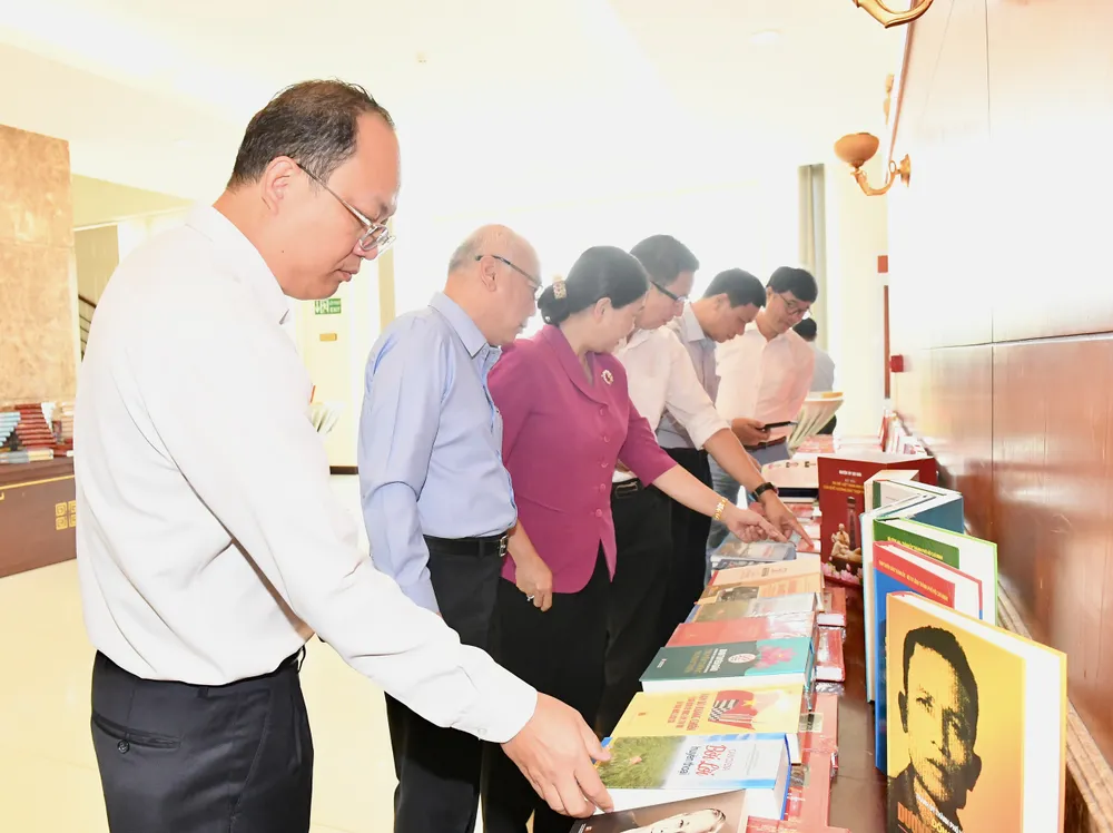 Các đồng chí lãnh đạo TPHCM tham quan khu vực trưng bày các ấn phẩm lịch sử Đảng, lịch sử Đảng bộ địa phương. Ảnh: VIỆT DŨNG