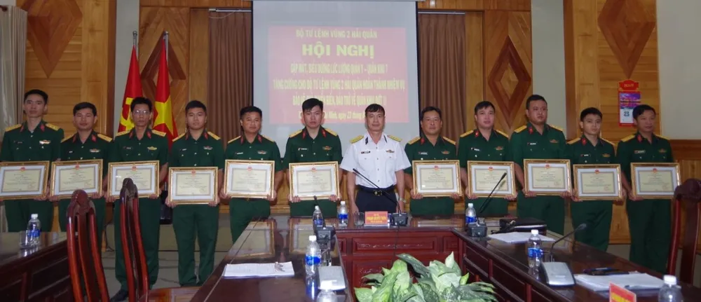 Các đồng chí quân y Quân khu 7 được khen thưởng đợt này. Các đồng chí quân y Quân khu 7 được khen thưởng đợt này.