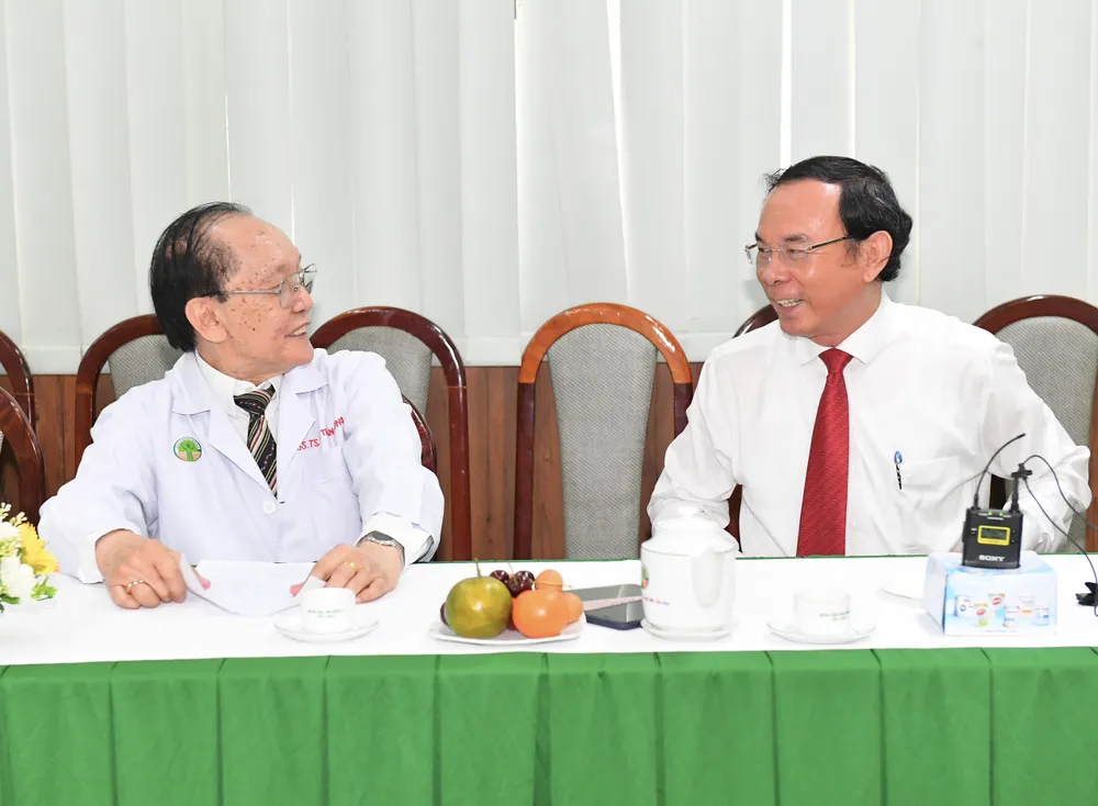 Bí thư Thành ủy TPHCM Nguyễn Văn Nên thăm hỏi GS.BS Trần Đông A nhân ngày Thầy thuốc Việt Nam. Ảnh: VIỆT DŨNG