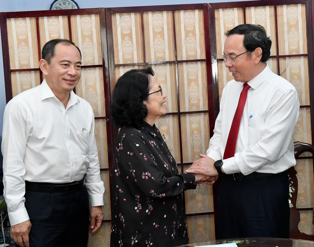 Bí thư Thành ủy TPHCM Nguyễn Văn Nên thăm hỏi GS.BS Nguyễn Thị Ngọc Phượng nhân ngày Thầy thuốc Việt Nam. Ảnh: VIỆT DŨNG